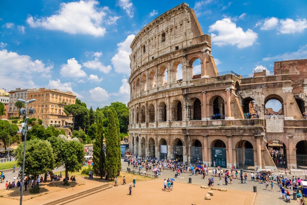 Vista panoramica del Colosseo a Roma, zona servita dal corriere espresso Roma
