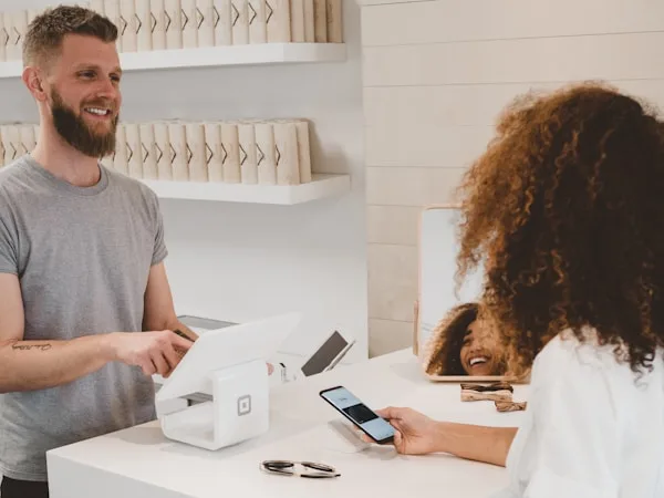 Cliente che prenota un corriere espresso a Roma dal telefono